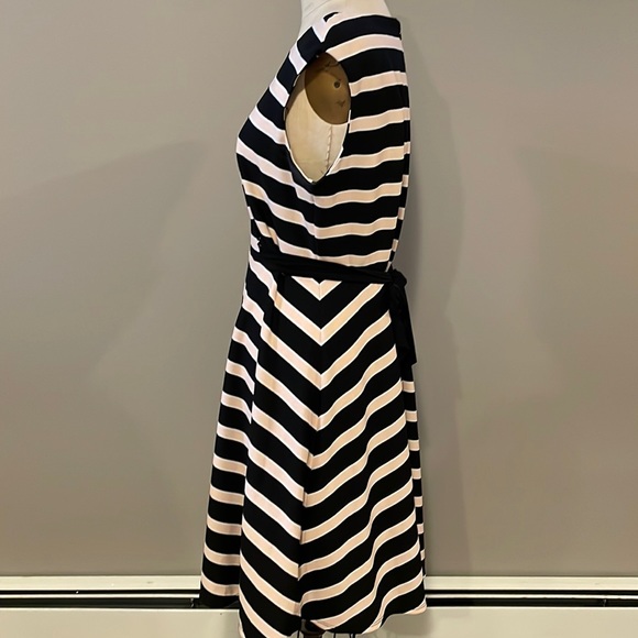 Roz & Ali sleeveless striped tie waist midi dress - Picture 3 of 8